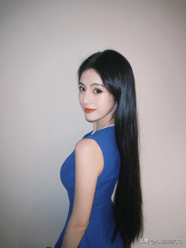 中传校花李乐涵，明眸摄人又有黑天鹅气质，妩媚到让人沦陷！