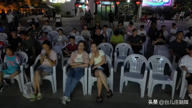 “音乐潮集·青春绽放”主题演艺活动（第三场）在台儿庄古城小南门惠迪吉街区持续进行中