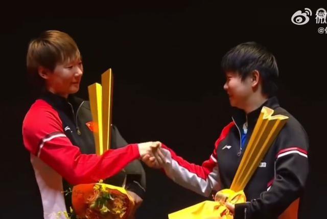 大将风范！孙颖莎2-4王曼昱北京大满贯摘银,颁奖主动握手祝贺鳗鱼