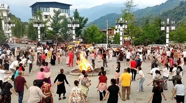 在雅安宝兴避暑：徜徉山水 舞动锅庄