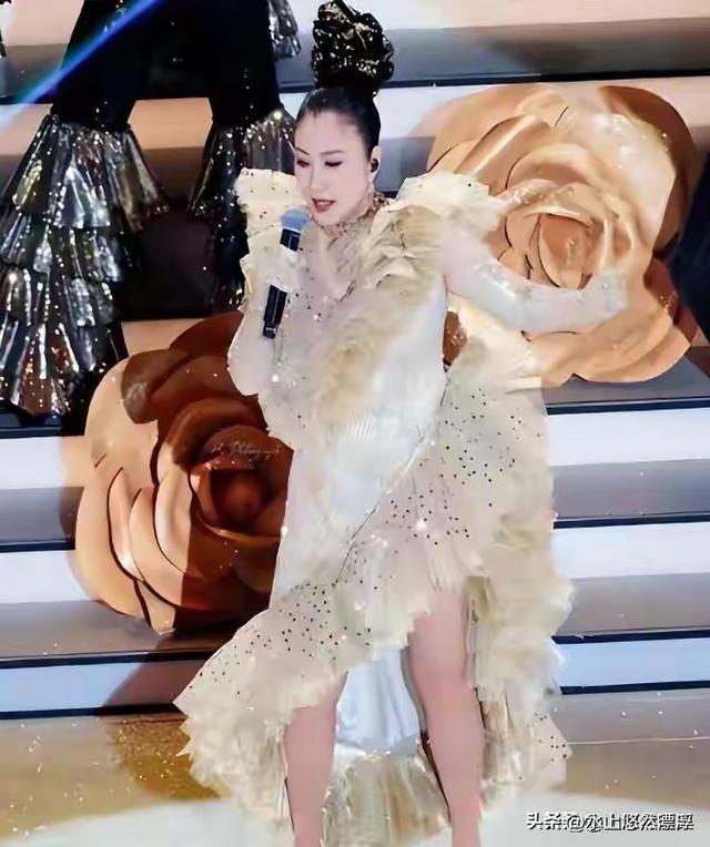 78岁连路都走不稳还开演唱会，全网骂声一片，她却扬言回馈粉丝