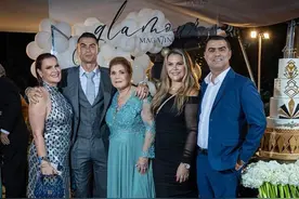 C罗和母亲、哥哥、两个姐姐合影全家福！霸道总裁成了家族的骄傲图片