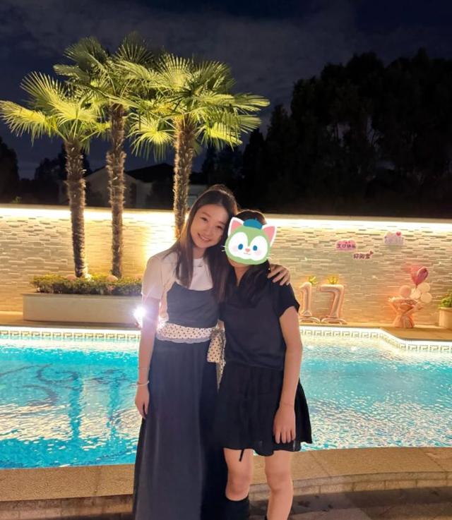 49岁马伊琍没想到，辛苦养大的17岁女儿文君竹，早为亲爹文章争光