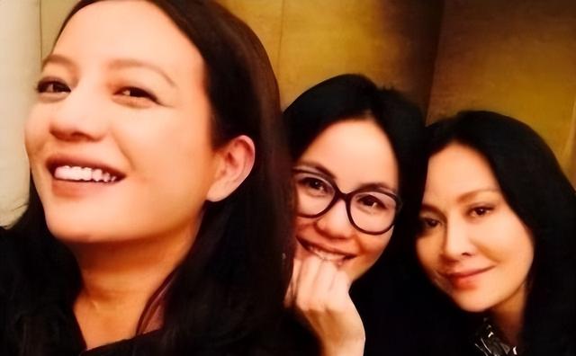 赵薇走到今天该怪谁？事业毁了，婚姻没了，如今连房子都要卖了