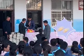 八年级女生连领9张奖状引惊叹图片