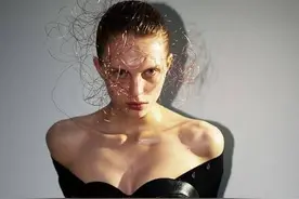 超模Karolin与蛇拍大片造型大胆前卫性感勾人图片