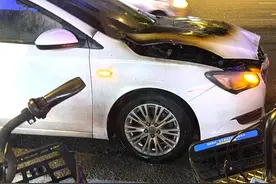 福州一小车突然起火，洒水车化身“消防车”参与灭火！图片