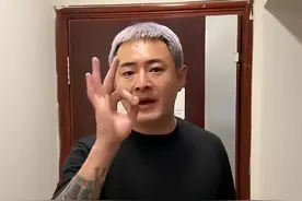 男子青岛酒店被宰后续，老板在警察面前威胁顾客，该酒店早有前科图片