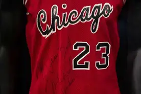 乔丹公牛第一件球衣拍卖超3000万元，成为史上第五贵NBA球衣图片