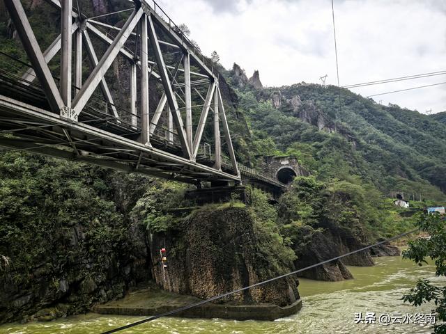 川陕交界的210国道上，有唯一的一段单行线，藏着蜀道上两个秘密