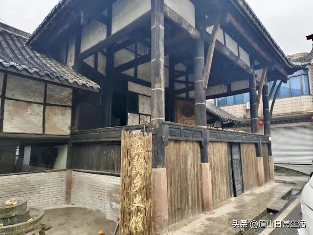 眉山东坡区藏了个神仙小镇！天空之镜、荷花、天梯、古戏台…