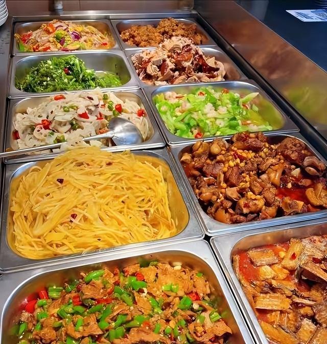 北京下了死命令	，2027年底前，所有中小学必须告别“校外配餐”