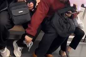 事发上海地铁！一男子将橘子皮丢一地，“正义”大哥捡起塞回其包内图片