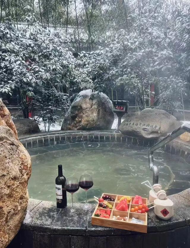 降温天的终极浪漫，是泡进一池温泉里