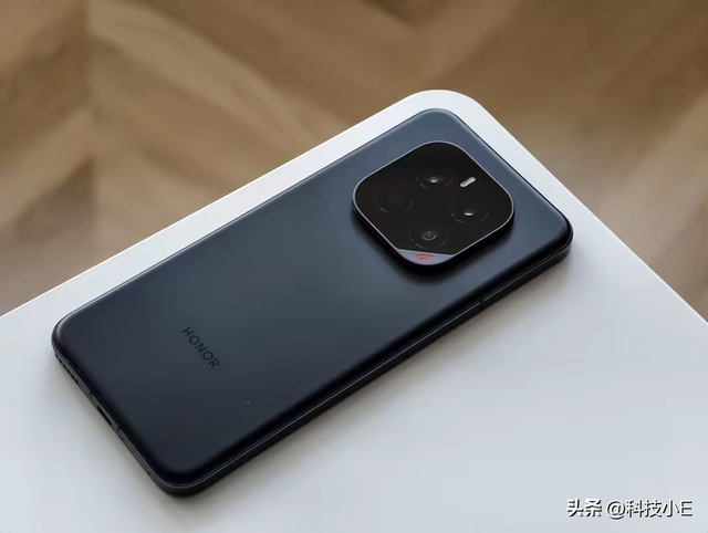 荣耀最具性价比的旗舰机，骁龙8至尊版+7200mAh，512GB国补后更香
