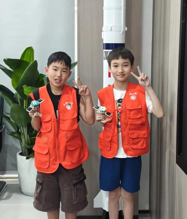 东坡小记者走进眉山天府新区，探索卫星科技