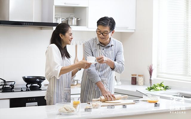 结婚10多年妻子意外发现：自己年入200万的丈夫，竟然是父母当年介绍，自己死活不要的相亲对象！