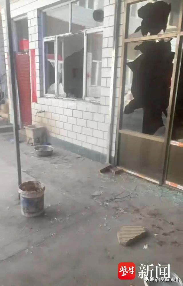 男子被狗咬伤后摔死狗，狗主人带亲属上门遭反杀，案件一审开庭；双方各执一词：被害人家属称未曾动手