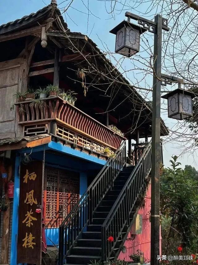 成都小众古镇藏不住！彩色吊脚楼超惊艳