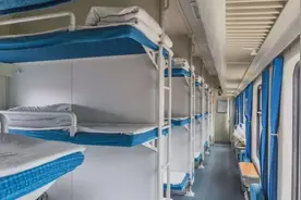 第一次坐硬卧，绿皮火车硬卧上中下三铺哪个最好?图片