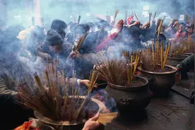 全国最挤的地方，年轻人不求姻缘，只求财图片