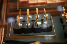 多个黄金品牌足金克价突破1000元图片