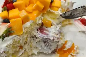 顾客给外甥女买蛋糕吃出1枚戒指，店家：送错了图片