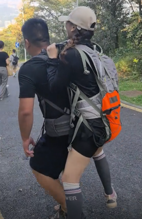 广东女子登山崴脚，被陌生小伙背40分钟下山，恶心一幕出现了