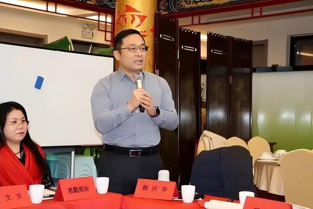 思勤高娃敬献书法作品《东方神》纪念毛泽东同志诞辰132周年