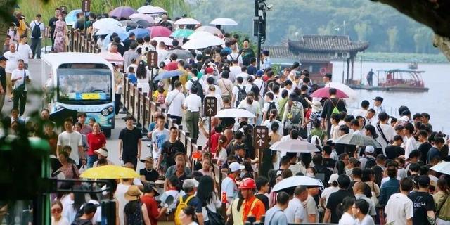 人人人你人人人， 这个假期你在哪里玩（còu）耍（jǐ）呢？