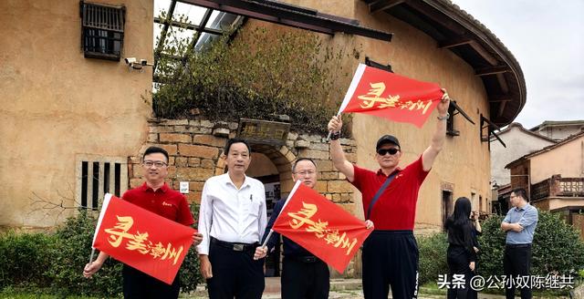 福建土楼此为珍，日昇楼内堪叹神：大埕水波盛，观光免走山路深！