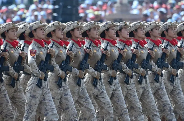 93受阅女兵参加婚礼被骂惨！网友：穿这套衣服去是几个意思？