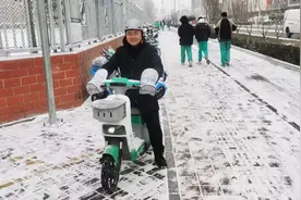 不戴头盔无法骑行 银川市共享电单车启用智能安全头盔系统图片