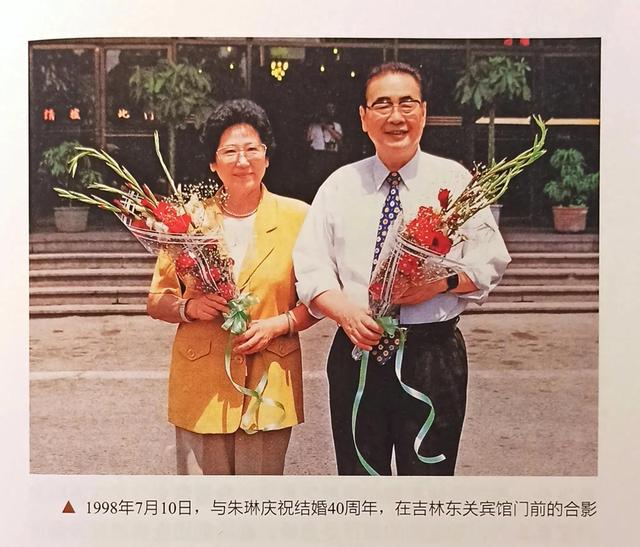 李鹏总理年轻时有多帅？1959年在吉林留影，31岁玉树临风气质不凡