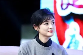 央视主持周涛：与前夫离婚后，嫁大八岁丈夫，55岁收获美好家庭图片