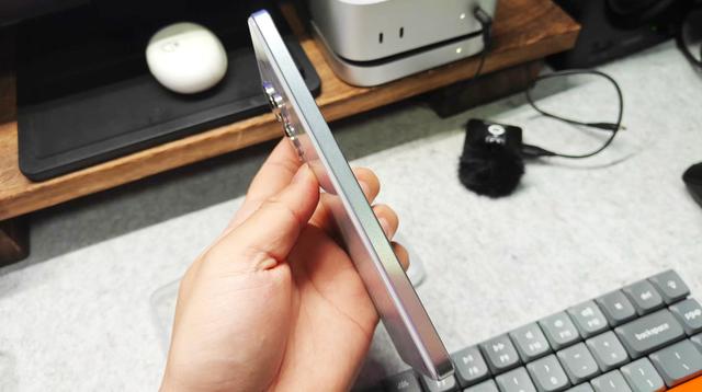透明外壳的国产真我手机，升级天玑9400e处理器，玩游戏手感好