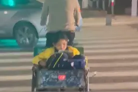 宁静美好的一幕！女孩坐在奶奶三轮车斗里安心看书图片