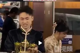 湖南株洲，一对新人坐高铁去结婚，在车厢发喜糖分享喜悦，乘客纷纷送祝福图片