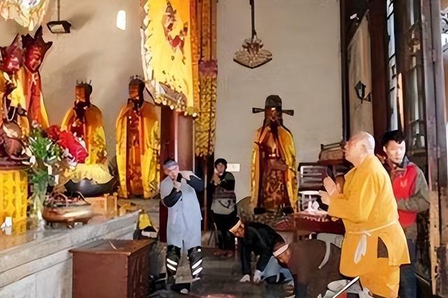1995年九华山一尼姑绝食7日圆寂，死后坐缸3年，尸身女性特征全无
