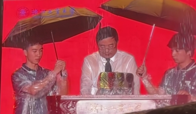 浙工大火了！典礼遇暴雨，学生打伞校长“湿身”，网友：真双一流