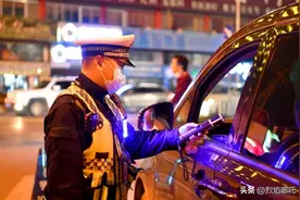 后续！头铁女司机拒绝交警检查，竟然发视频曝光，背后果然有猫腻图片