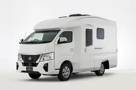 罕见日产底盘小额头房车，厨卫设施齐全，能睡3人！图片