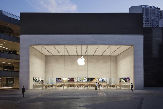 iPhone17排长队卖爆！苹果“加量不加价”，国产AI手机慌了？
