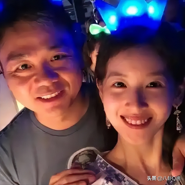 婚变传闻仅5天，刘强东"坦白"没自信，章泽天状态好到和男星看展