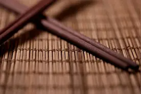 洗干净的筷子，筷子头朝上还是朝下放？10个家庭9个错。图片