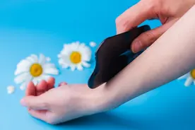 62岁大妈每天坚持用刮痧板刮腿，一年后体检，医生都惊呆了图片