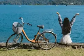 “旅游结束了，朋友圈你就这么发，低调封神！”图片