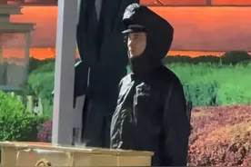 致敬中国军人 北京冰雹雷雨天气 天安门前哨兵纹丝不动站岗图片