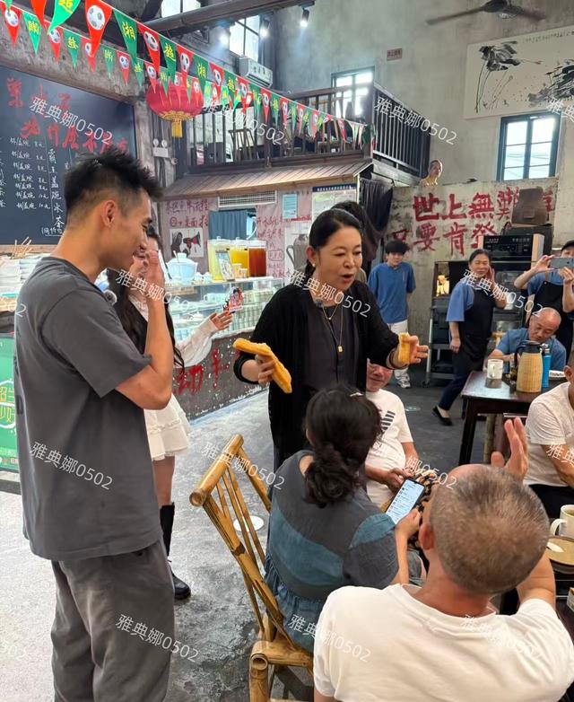 倪萍怎么变成这样了？她脸很僵嘴唇很厚鼻孔变大， 一脸横肉不面善