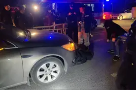武汉一男子深夜醉卧马路被卷入车底 众人合力抬车救人图片